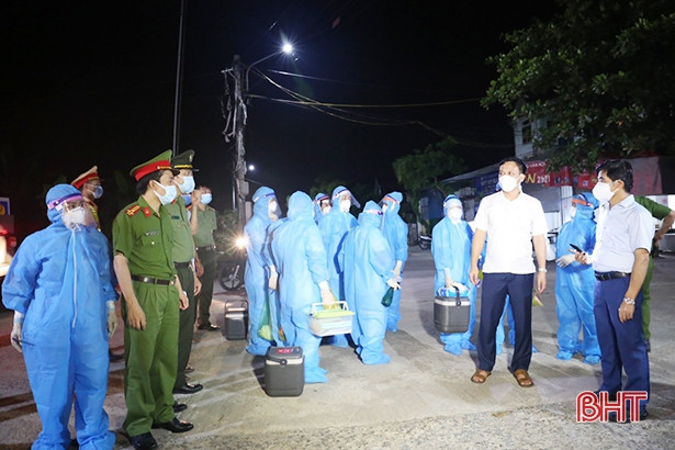 Thạch Hà lấy mẫu xét nghiệm người dân vùng phong tỏa trong đêm
