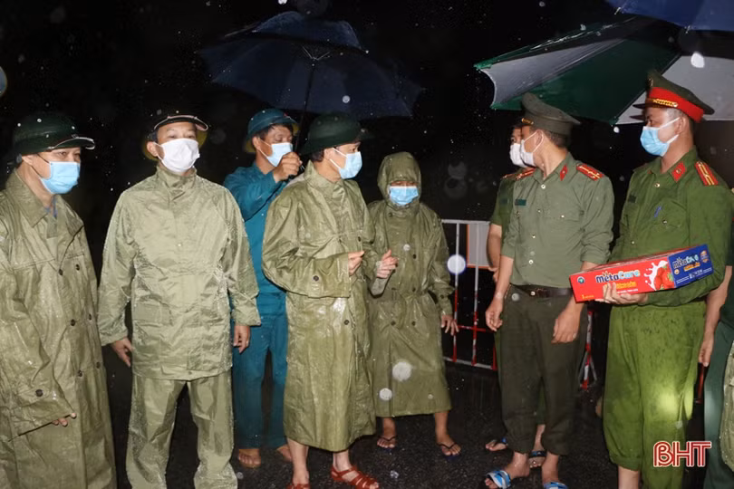 Nỗ lực vượt qua khó khăn, bảo vệ các điểm chốt kiểm soát phòng dịch Covid-19