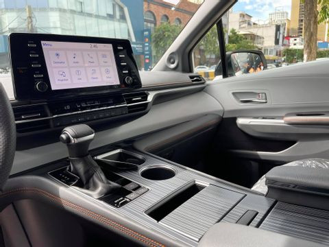 Cận cảnh Toyota Sienna XSE 2021 với thiết kế thể thao hơn
