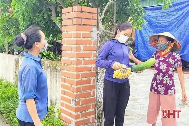 Phụ nữ Hà Tĩnh góp lương thực, nấu cơm hỗ trợ các khu cách ly 