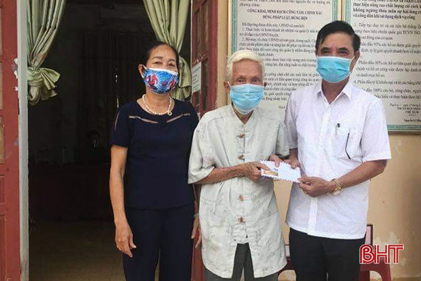 Cụ ông ở Thạch Hà ủng hộ 10 triệu đồng cho quỹ phòng chống Covid-19