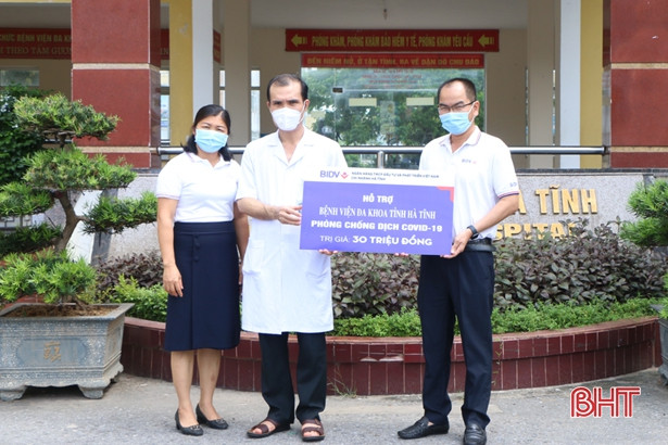 BIDV Hà Tĩnh hỗ trợ 200 triệu đồng động viên lực lượng tuyến đầu chống dịch