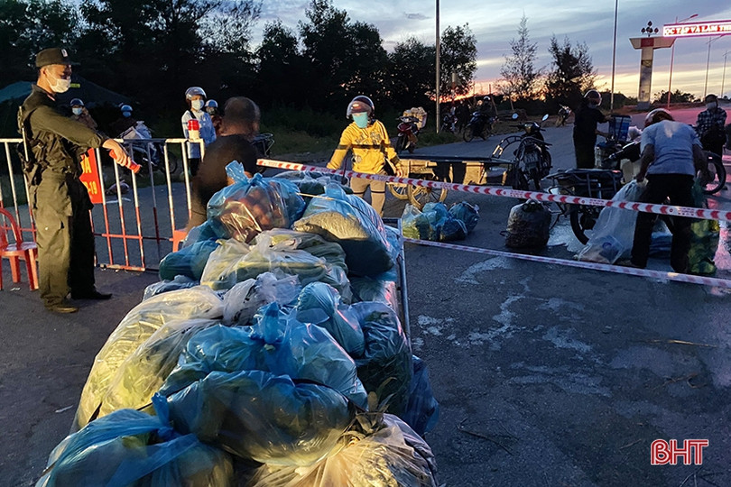 Cung ứng hàng hóa qua các chốt phòng dịch ở TP Hà Tĩnh