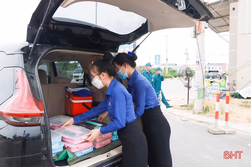 Ấm lòng những suất cơm hỗ trợ lực lượng phòng dịch của Bệnh viện Đa khoa TTH Hà Tĩnh