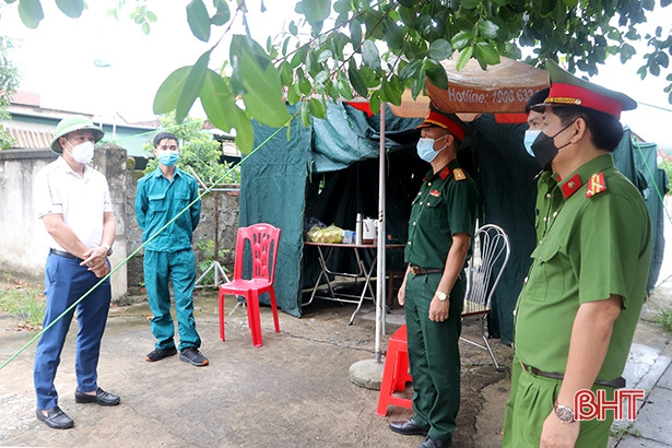 Linh mục Quản xứ Tiếp Võ tặng quà cho các chốt phòng, chống dịch ở TX Hồng Lĩnh