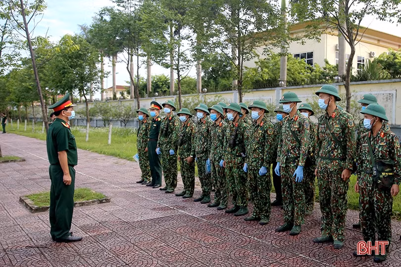 Quân khu 4 phun khử khuẩn các khu vực phong tỏa ở TP Hà Tĩnh