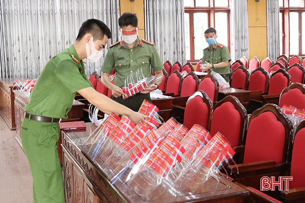 Tuổi trẻ Công an Hà Tĩnh làm 1.000 tấm chắn giọt bắn phòng dịch Covid-19