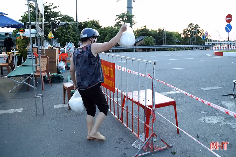 Cung ứng hàng hóa qua các chốt phòng dịch ở TP Hà Tĩnh