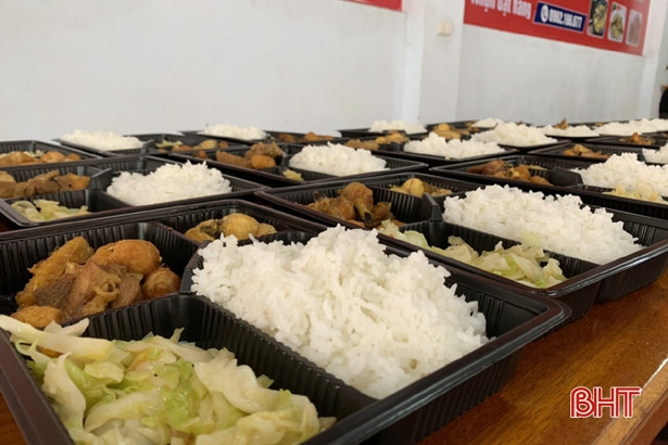 Nhà hàng nấu cơm tặng lực lượng chống dịch Covid-19 tại TP Hà Tĩnh