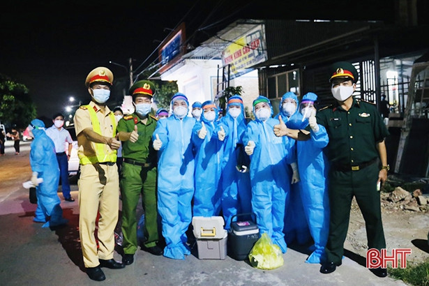 Thạch Hà lấy mẫu xét nghiệm người dân vùng phong tỏa trong đêm