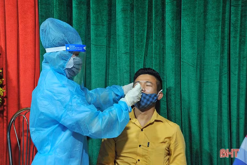 TP Hà Tĩnh xuyên đêm lấy mẫu xét nghiệm virus SARS-CoV-2