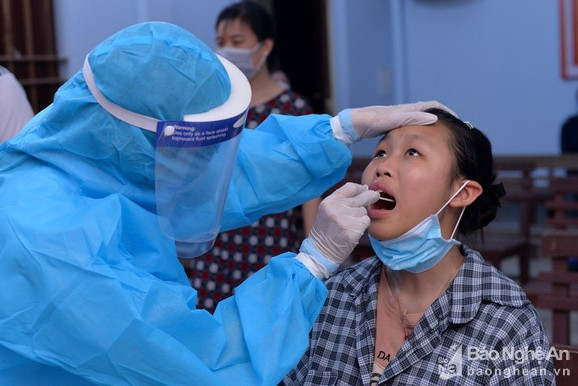 Nghệ An tăng viện 52 cán bộ y tế hỗ trợ Hà Tĩnh phòng, chống dịch Covid-19