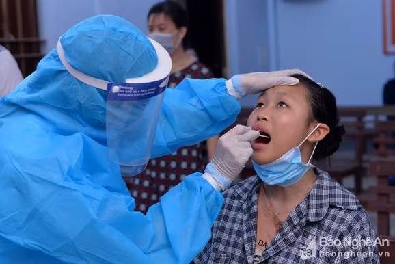 Nghệ An tăng viện 52 cán bộ y tế hỗ trợ Hà Tĩnh phòng, chống dịch Covid-19