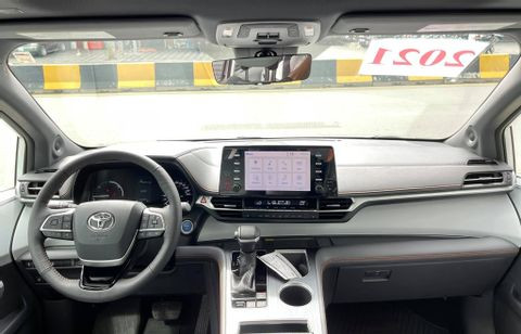 Cận cảnh Toyota Sienna XSE 2021 với thiết kế thể thao hơn