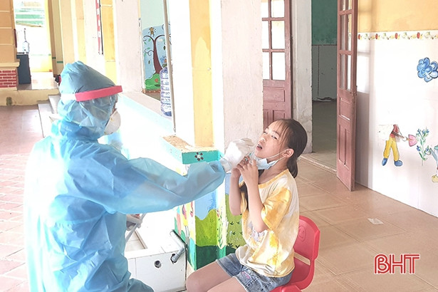 Xúc động hình ảnh các em nhỏ Tân Lâm Hương trong khu cách ly tập trung