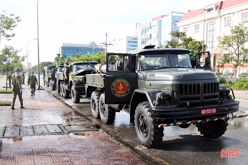 Quân khu 4 phun khử khuẩn các khu vực phong tỏa ở TP Hà Tĩnh