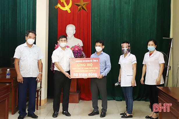 Agribank Hà Tĩnh II tặng quà, động viên lực lượng y tế chống dịch Covid-19