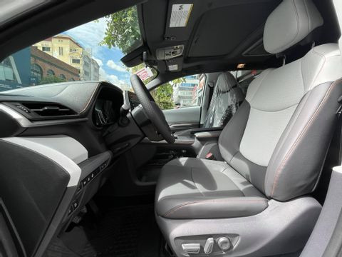 Cận cảnh Toyota Sienna XSE 2021 với thiết kế thể thao hơn