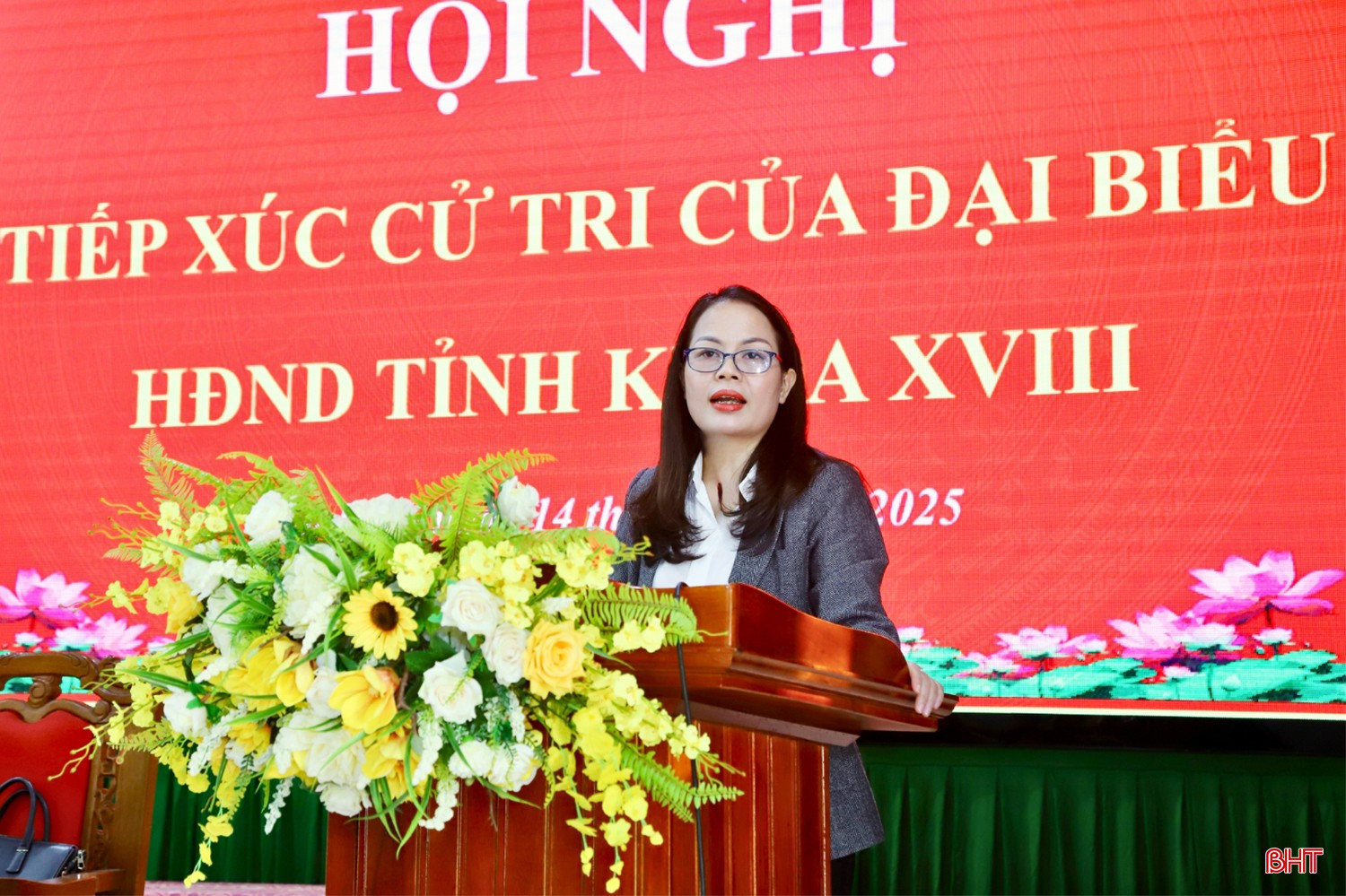 Phó Chủ tịch Ủy ban MTTQ tỉnh Hà Thị Việt Ánh tiếp thu, giải trình ý kiến cử tri.