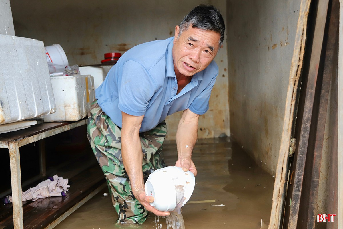 Ông Nguyễn Quốc Thu, tiểu thương tại chợ Vực chia sẻ: &quot;Gia đình tôi có 2 ki ốt bán đồ gia dụng và gốm sứ. Mặc dù đã chủ động kê cao đồ đạc trước dự báo mưa lớn, song nước lũ dâng lên quá nhanh, có thời điểm cao hơn 3m khiến toàn bộ đồ dùng bị ngập nước, 2/3 số đó bị hư hỏng. Thời điểm này nước đang rút dần, tôi tranh thủ dọn dẹp, vệ sinh hàng hóa, hy vọng sớm khôi phục hoạt động kinh doanh sau vài ngày tới&quot;.