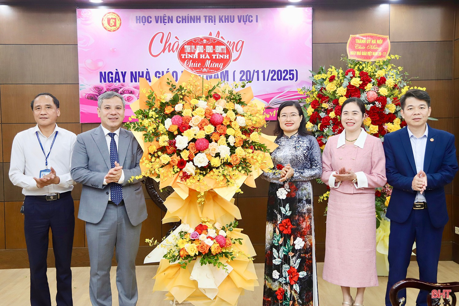 Đoàn công tác tỉnh Hà Tĩnh chúc mừng Học viện Chính trị Khu vực I.