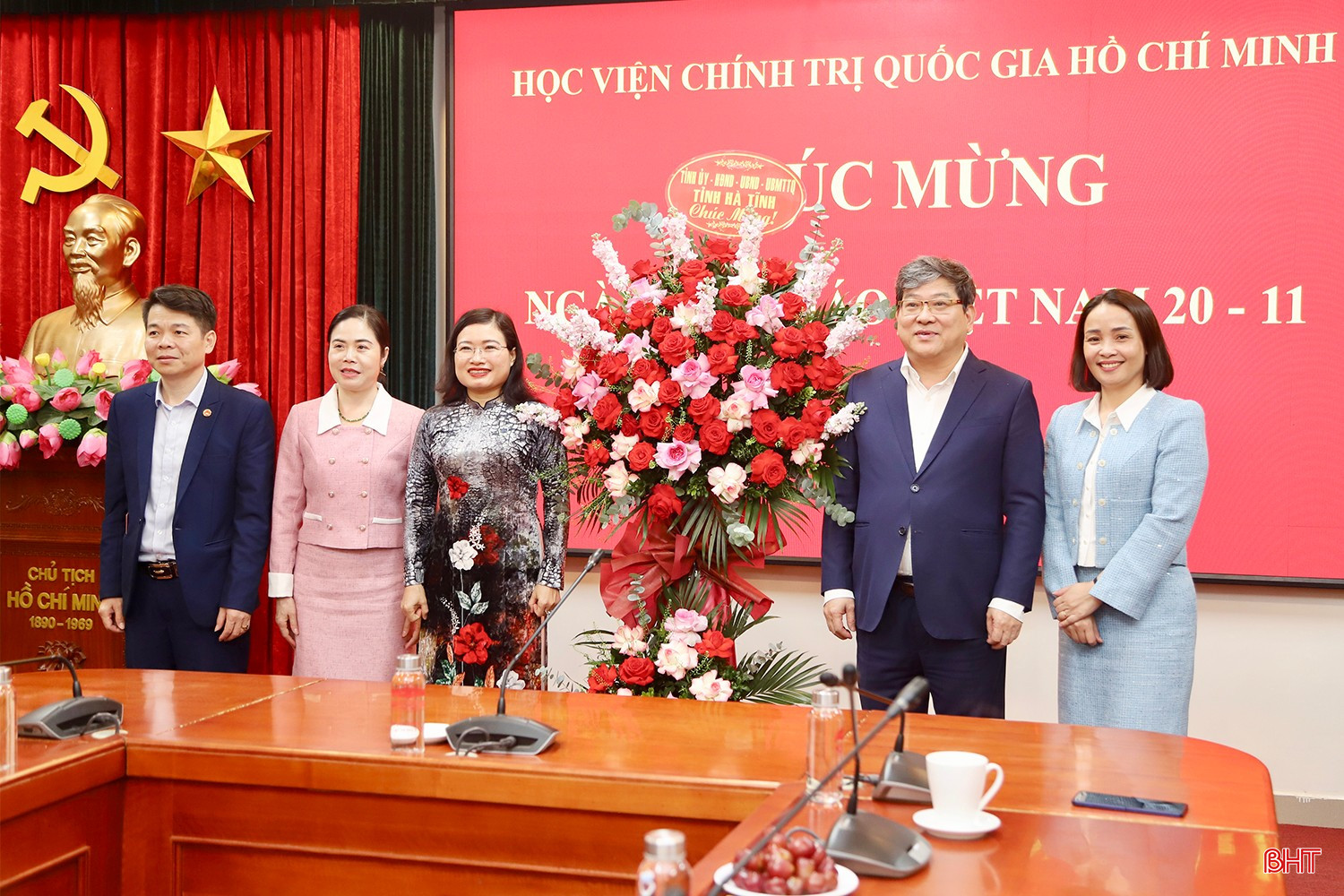 Đoàn công tác tỉnh Hà Tĩnh chúc mừng Học viện Chính trị Quốc gia Hồ Chí Minh.