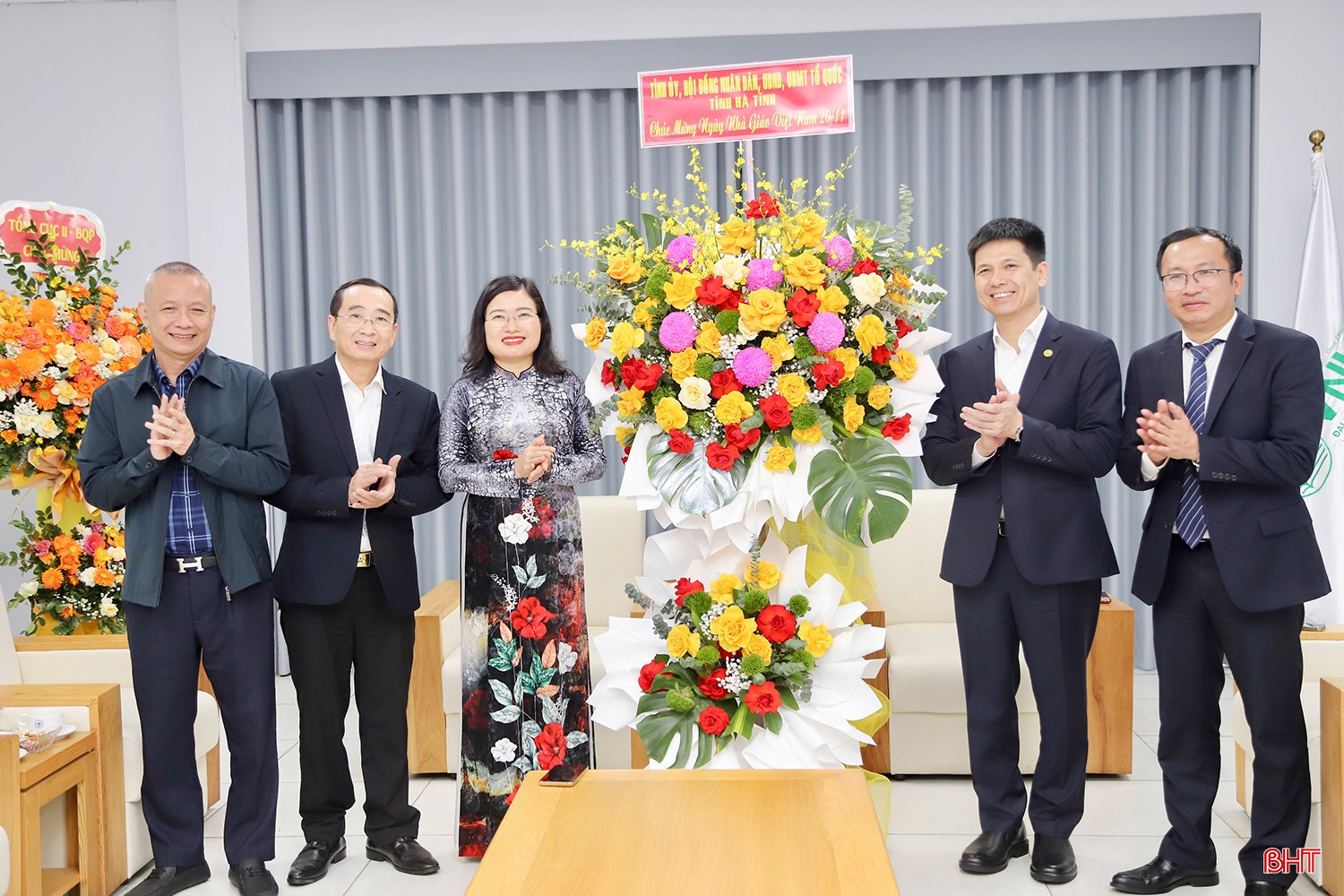 Đoàn công tác tỉnh Hà Tĩnh chúc mừng Đại học Quốc gia Hà Nội.