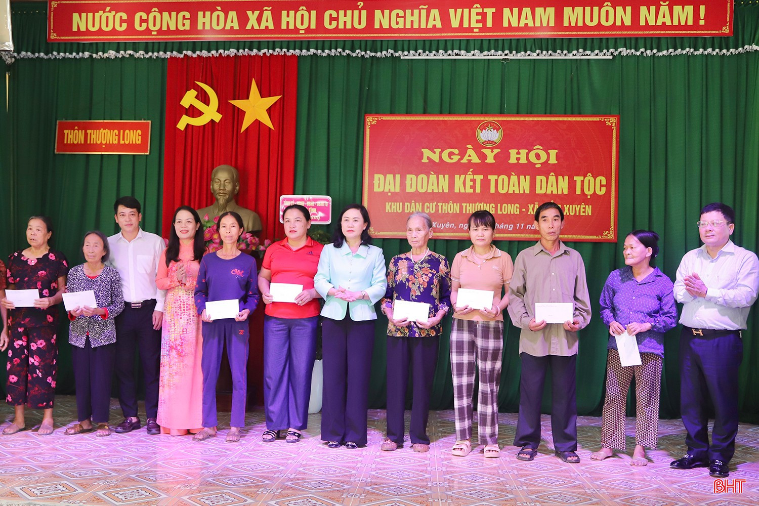 Trưởng ban Tổ chức Tỉnh ủy Trương Thanh Huyền và Phó Chủ tịch Ủy ban MTTQ tỉnh Hà Thị Việt Ánh tặng quà cho các hộ dân có hoàn cảnh khó khăn trên địa bàn thôn Thượng Long.