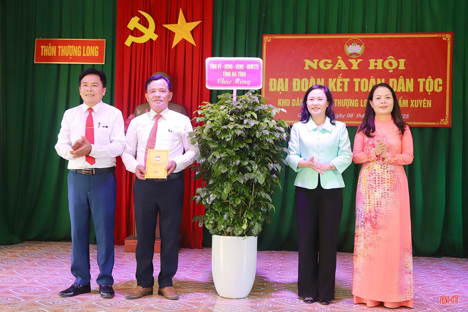 Trưởng ban Tổ chức Tỉnh ủy Trương Thanh Huyền và Phó Chủ tịch Ủy ban MTTQ tỉnh Hà Thị Việt Ánh tặng hoa, quà chúc mừng cán bộ, Nhân dân thôn Thượng Long.