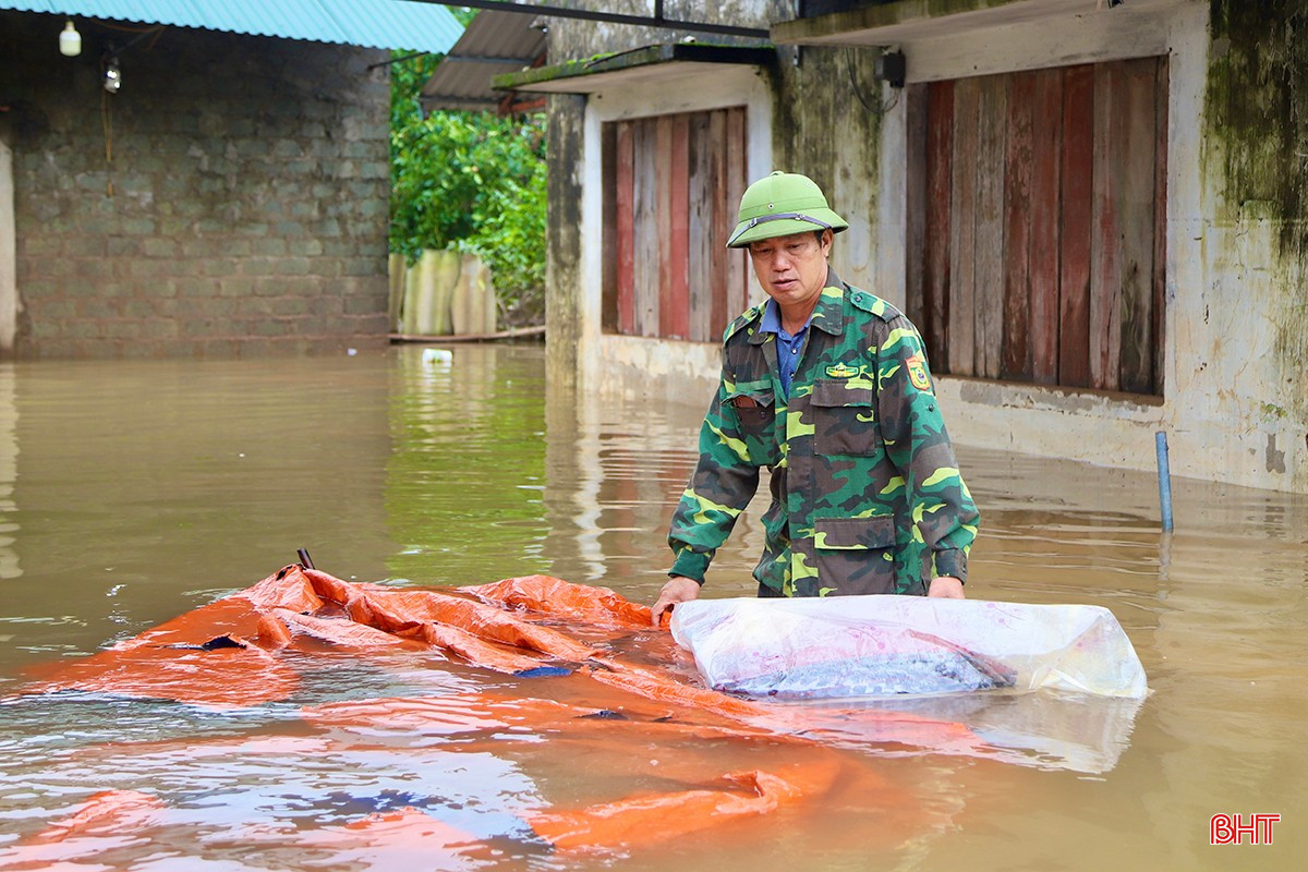 Ông Hồ Xuân Thuần - Quản lý chợ Vực chia sẻ: &quot;Toàn chợ hiện có 75 tiểu thương hoạt động, 100% ki ốt bị ngập nước từ 2-3 mét trong trận mưa lũ vừa qua. Hiện tại, nước đã rút khoảng 50-60%, nhiều khu vực vẫn đang bị ngập sâu. Thời điểm này, chúng tôi đang tập trung hướng dẫn bà con tranh thủ dọn dẹp, đảm bảo vệ sinh môi trường. Ước tính thiệt hại của các tiểu thương chợ Vực trong trận mưa lũ lần này khoảng hơn 1 tỷ đồng&quot;.