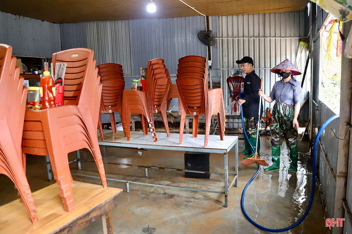 Đối với các ki ốt ở vị trí cao, nước đã rút hoàn toàn, các tiểu thương tranh thủ dọn dẹp để sớm ổn định hoạt động kinh doanh.