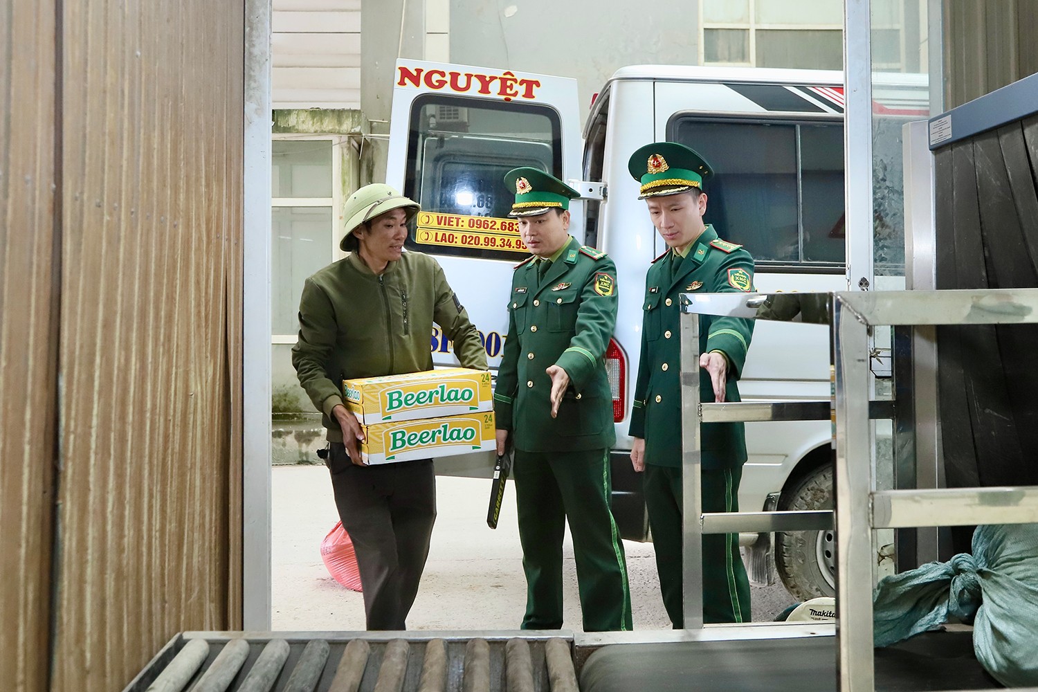 Hàng hoá được lực lượng chức năng kiểm tra chặt chẽ, đảm bảo không để lọt tội phạm.