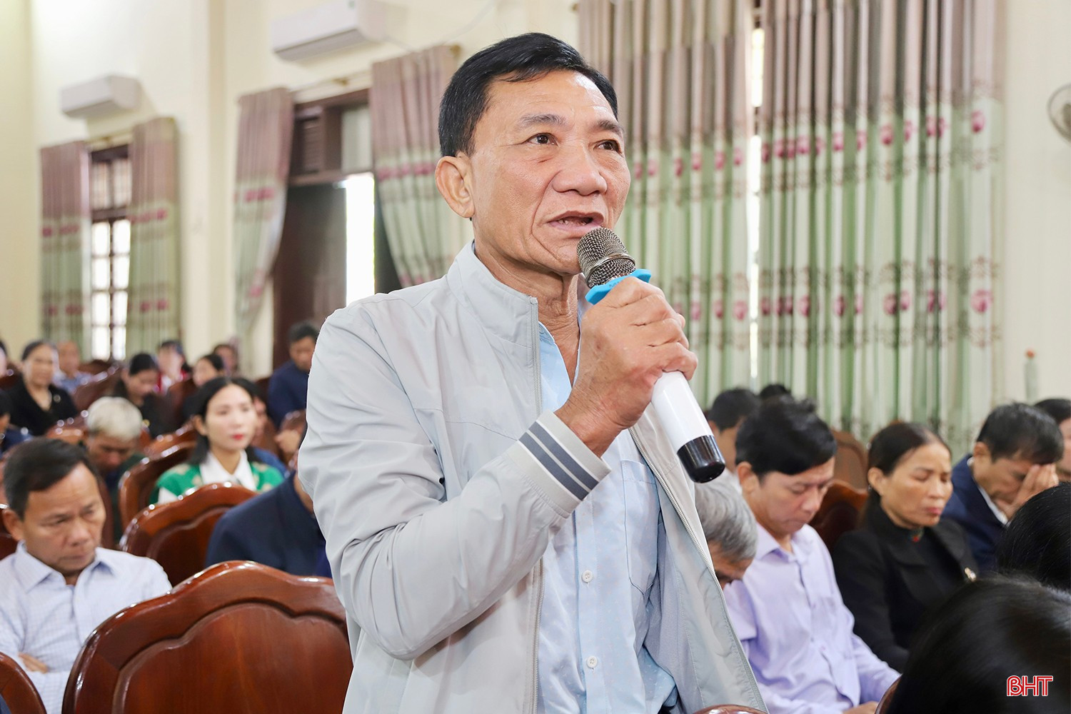 Cử tri Phạm Như Hà (thôn Nhân Hoà, xã Yên Hoà) kiến nghị các vấn đề liên quan đến chính quyền hai cấp.