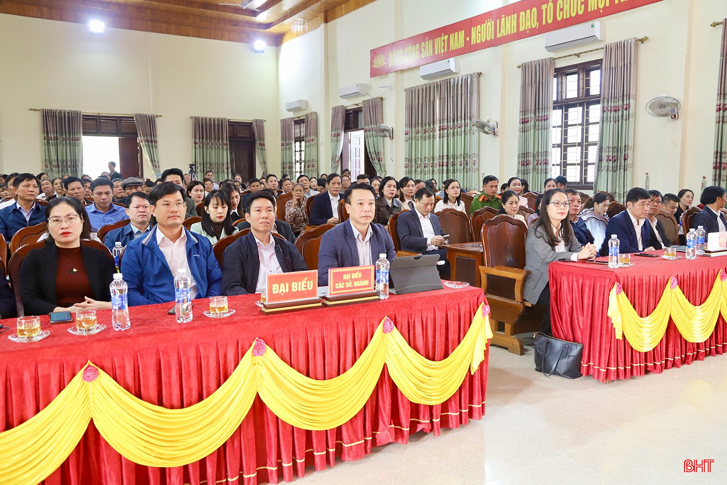 Đại biểu tham dự hội nghị.