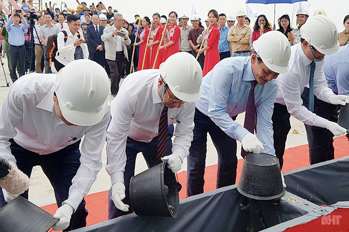Hợp long cầu Cửa Hội bắc qua sông Lam, nối hai tỉnh Nghệ An - Hà Tĩnh