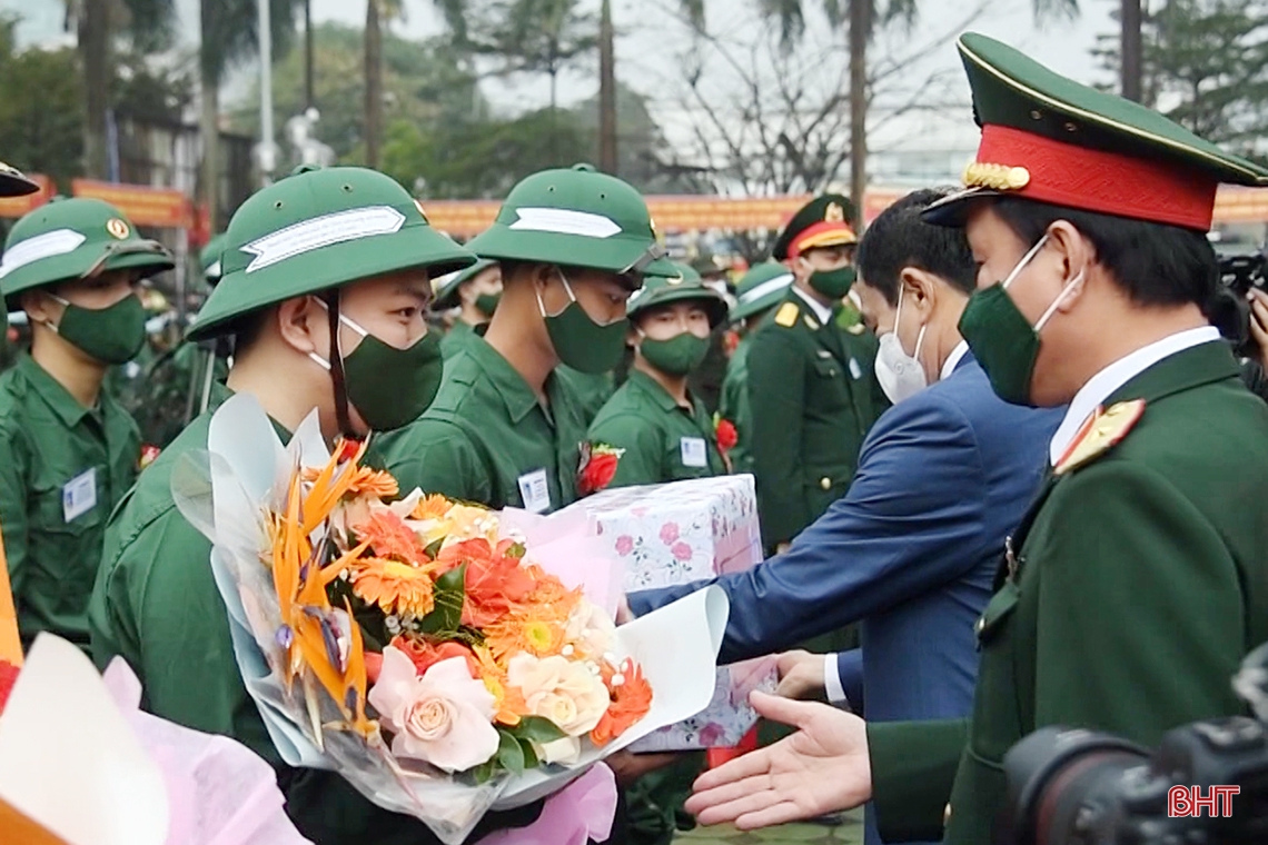 Chủ tịch UBND tỉnh Võ Trọng Hải tiễn thanh niên TP Hà Tĩnh lên đường nhập ngũ