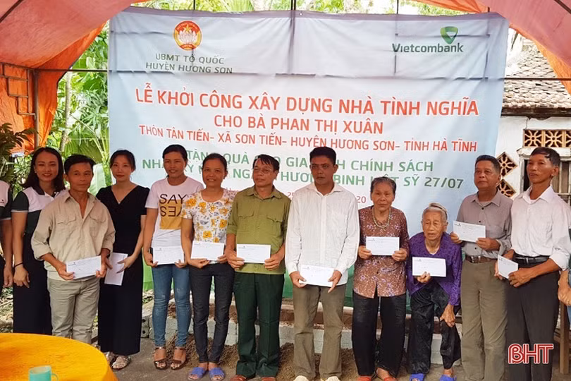 Đoàn thanh niên Vietcombank Hà Tĩnh tặng nhà nhân ái cho gia đình chính sách ở Hương Sơn