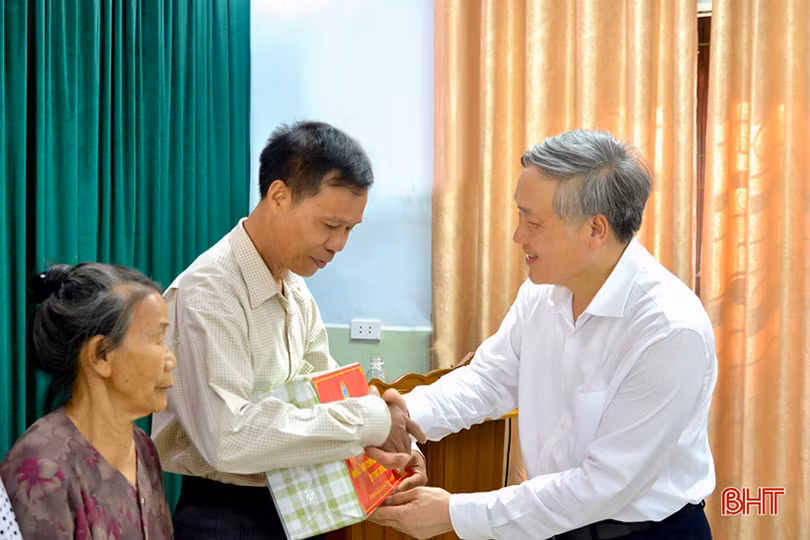 Chánh án Toà án nhân dân Tối cao tặng quà gia đình chính sách tại Hà Tĩnh