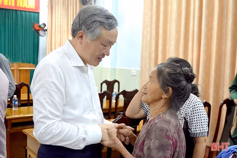 Chánh án Toà án nhân dân Tối cao tặng quà gia đình chính sách tại Hà Tĩnh