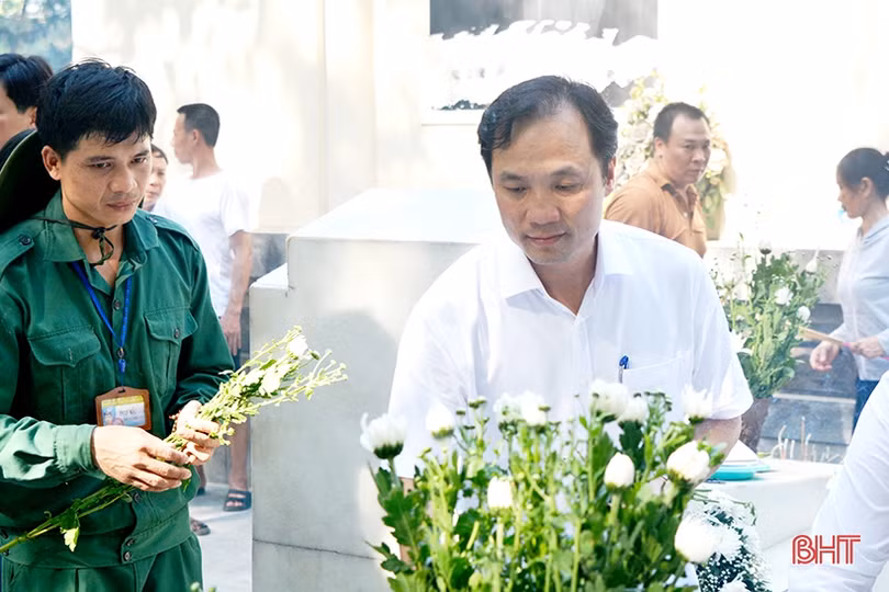 Chánh án Toà án nhân dân Tối cao tặng quà gia đình chính sách tại Hà Tĩnh