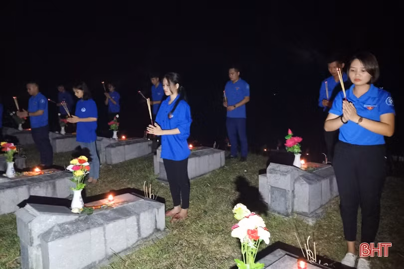 Dâng hương hoa, thắp nến tri ân tại nghĩa trang liệt sỹ ở Hà Tĩnh