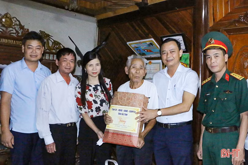 Thăm hỏi, tặng quà gia đình thương binh, liệt sỹ nhân ngày 27/7