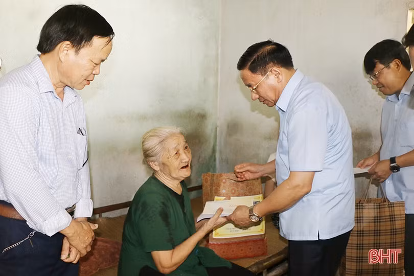 Bí thư Tỉnh ủy thăm hỏi, tặng quà gia đình thương binh, liệt sĩ ở TP Hà Tĩnh