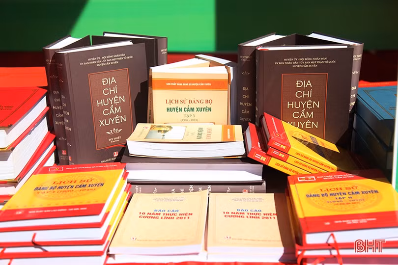 Trưng bày sản phẩm nông nghiệp tiêu biểu chào mừng Đại hội Đại biểu Đảng bộ huyện Cẩm Xuyên