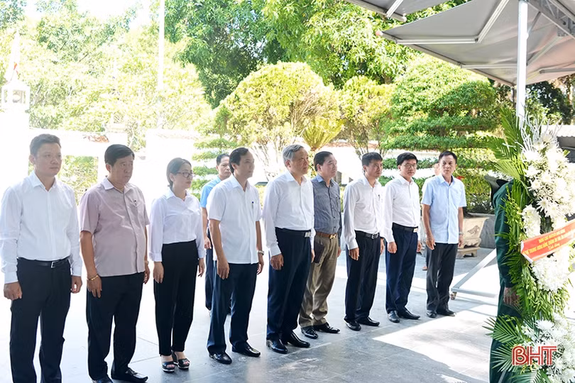 Chánh án Toà án nhân dân Tối cao tặng quà gia đình chính sách tại Hà Tĩnh