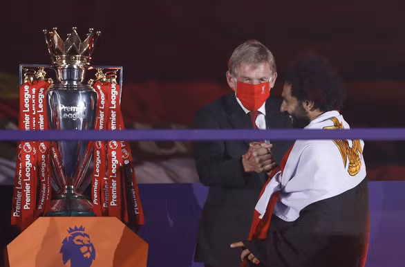 Chùm ảnh Liverpool giơ cao cúp vô địch Premier League sau 30 chờ đợi