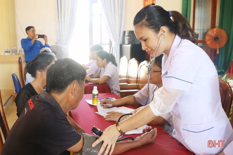 Đoàn thanh niên Vietcombank Hà Tĩnh tặng nhà nhân ái cho gia đình chính sách ở Hương Sơn