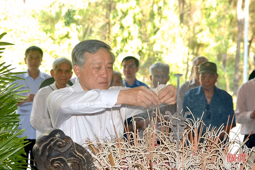 Chánh án Toà án nhân dân Tối cao tặng quà gia đình chính sách tại Hà Tĩnh