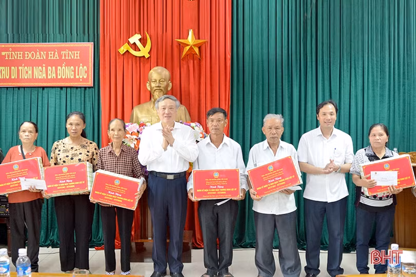 Chánh án Toà án nhân dân Tối cao tặng quà gia đình chính sách tại Hà Tĩnh