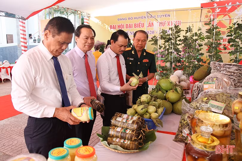 Trưng bày sản phẩm nông nghiệp tiêu biểu chào mừng Đại hội Đại biểu Đảng bộ huyện Cẩm Xuyên